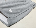 Pantaloni felpati grigi casual con logo ricamato, comodi e versatili per ogni occasione.