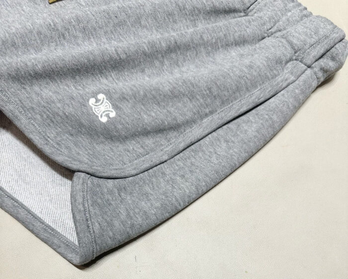 Pantaloni felpati grigi casual con logo ricamato, comodi e versatili per ogni occasione.
