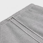 Pantaloni sportivi grigi con elastico e cordino per il massimo comfort e stile casual.