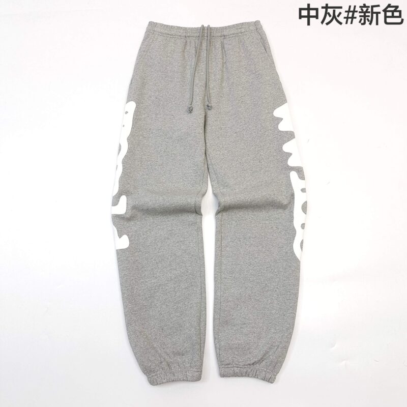Pantaloni jogger grigi con grafica bianca, elastico e stile casual moderno.