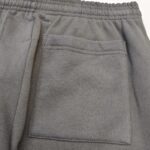 Pantaloni jogger grigi in felpa con tasca, elastico in vita, comodi e versatili.
