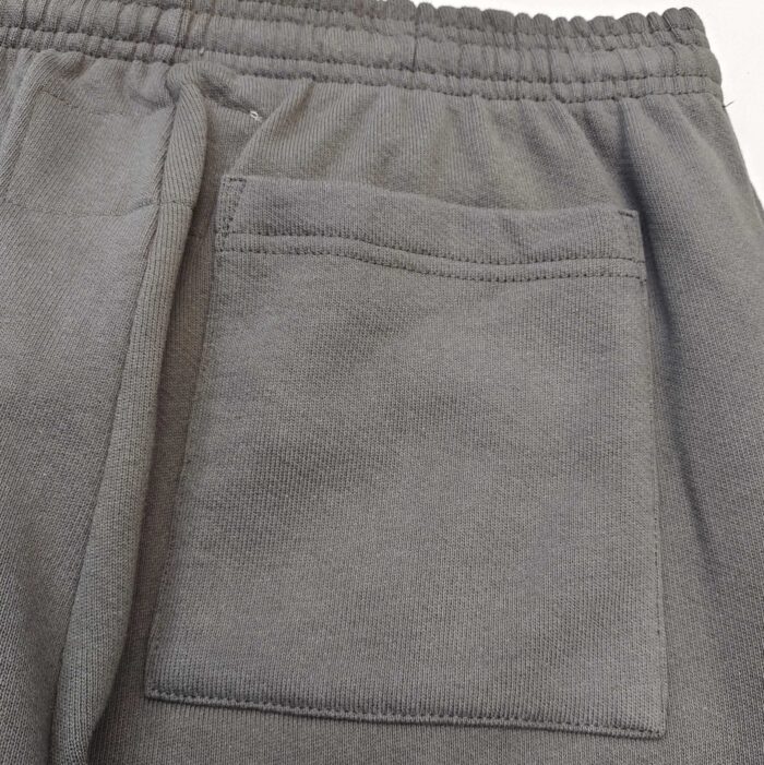 Pantaloni jogger grigi in felpa con tasca, elastico in vita, comodi e versatili.