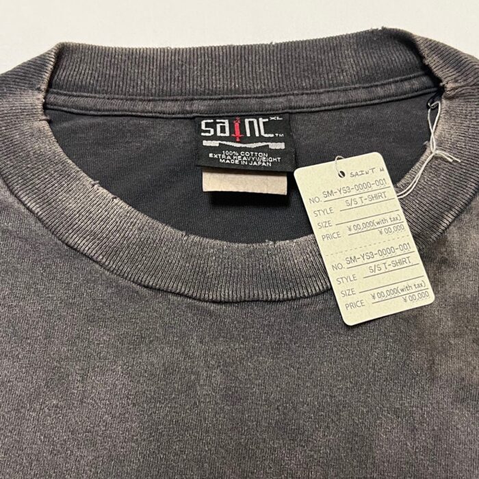 Felpa grigia con collo a costine, stile casual e dettagli living-in, perfetta per streetwear moderno.