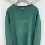 Felpa verde Loewe con logo ricamato, stile casual e elegante, vestibilità relaxed.