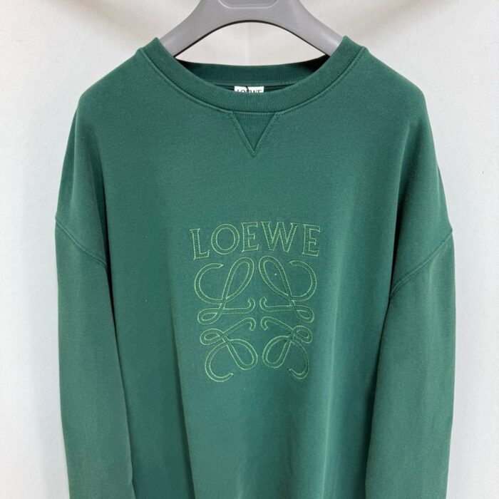 Felpa verde Loewe con logo ricamato, stile casual e elegante, vestibilità relaxed.