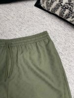 Pantaloni jogger verde oliva comodi, perfetti per il relax e lo stile casual a casa.