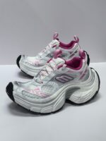 Scarpe sportive donna bianche con dettagli rosa, supporto, ammortizzazione e suola antiscivolo.
