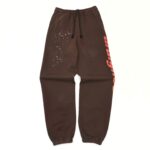 Pantaloni jogger marroni con logo rosso, dettagli distressed e elastici per stile urbano e comfort.