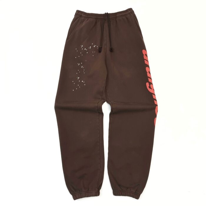Pantaloni jogger marroni con logo rosso, dettagli distressed e elastici per stile urbano e comfort.