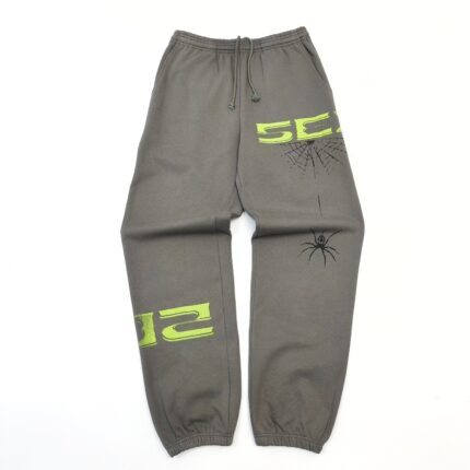 Pantaloni jogger grigi con grafica neon 52 e ragno stilizzato, ideale per stile casual e streetwear.