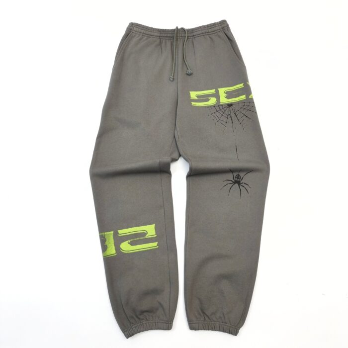 Pantaloni jogger grigi con grafica neon 52 e ragno stilizzato, ideale per stile casual e streetwear.