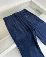 Pantaloni in jersey navy a righe, vita elasticizzata, stile casual e comodo.
