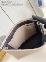 Borsa compatta elegante con scomparti interni organizzati e design sofisticato in tonalità neutre.