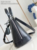 Borsa triangolare nera in pelle texturizzata, elegante e compatta per occasioni moderne e sofisticate.