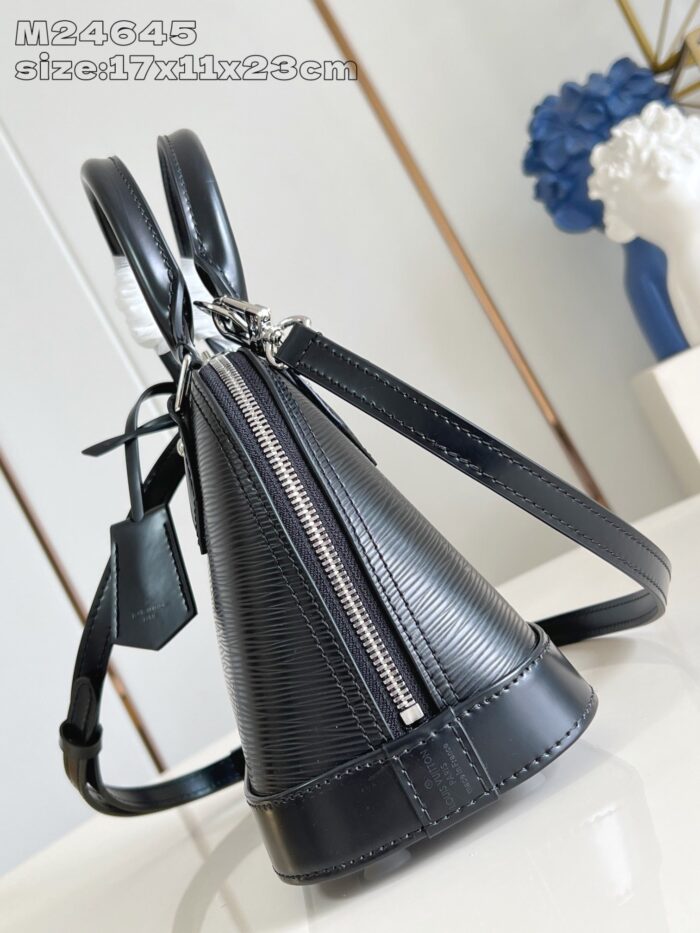 Borsa triangolare nera in pelle texturizzata, elegante e compatta per occasioni moderne e sofisticate.