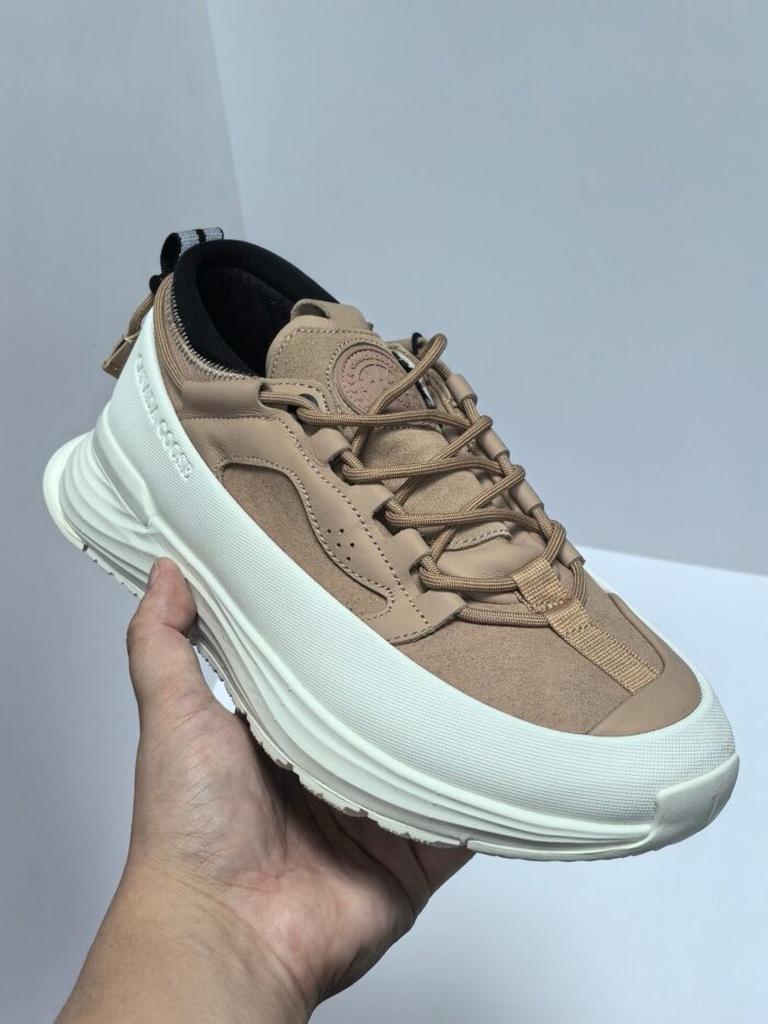 Sneaker beige moderna con suola spessa bianca e dettagli eleganti, ideale per stile casual e moda.
