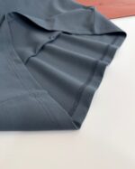Top casual in tessuto blu muted, stile semplice, perfetto per look comodi e moderni.