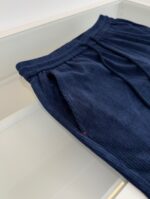 Pantaloni jogger in tessuto blu navy con vita elasticizzata e interno a costine.