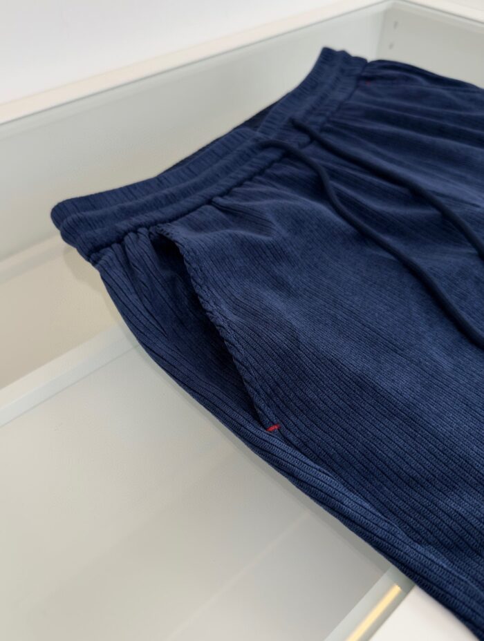 Pantaloni jogger in tessuto blu navy con vita elasticizzata e interno a costine.