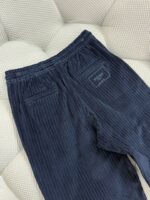 Pantaloni in jersey navy con elastico, tasche posteriori e look casual confortevole.