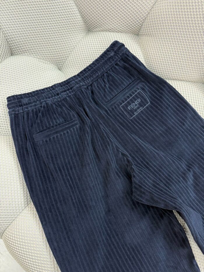 Pantaloni in jersey navy con elastico, tasche posteriori e look casual confortevole.