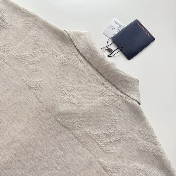 Maglia polo beige elegante e versatile in cotone con colletto strutturato e dettaglio discreto.