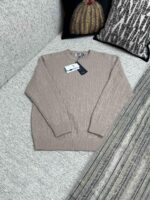 Maglioncino beige in pizzo cable, perfetto per look casual e accoglienti ambienti domestici.