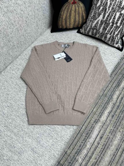 Maglioncino beige in pizzo cable, perfetto per look casual e accoglienti ambienti domestici.