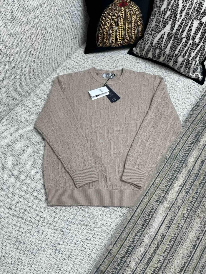 Maglioncino beige in pizzo cable, perfetto per look casual e accoglienti ambienti domestici.