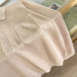 Maglione beige morbido con collo classico e tasca, perfetto stile casual e confortevole.