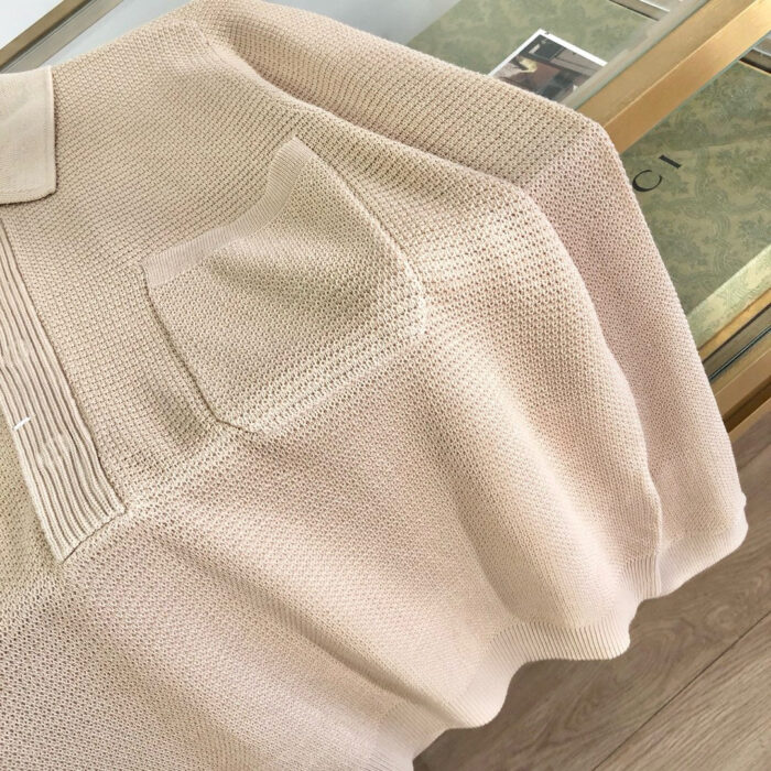 Maglione beige morbido con collo classico e tasca, perfetto stile casual e confortevole.
