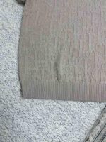 Maglione beige morbido con dettaglio a costine e texture accogliente, ideale per look casual e comfort.