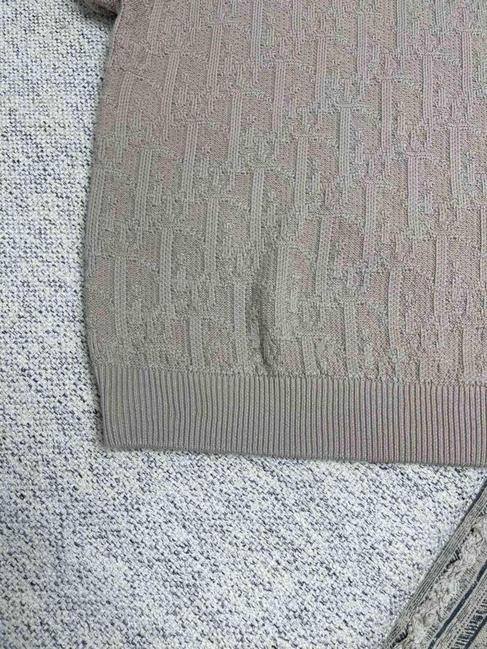 Maglione beige morbido con dettaglio a costine e texture accogliente, ideale per look casual e comfort.