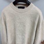 Maglione beige in cotone, morbido e elegante, ideale per un look casual e sofisticato.