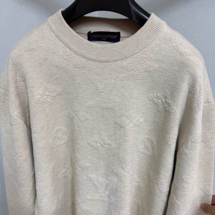 Maglione beige in cotone, morbido e elegante, ideale per un look casual e sofisticato.