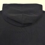 Felpa nera minimalista con cappuccio morbido e tessuto confortevole, ideale per look casual e caldo.