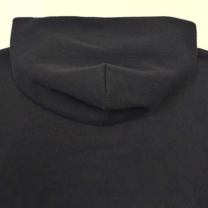 Felpa nera minimalista con cappuccio morbido e tessuto confortevole, ideale per look casual e caldo.