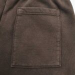 Tasca in tessuto marrone, resistente e elegante, ideale per pantaloni casual e di classe.