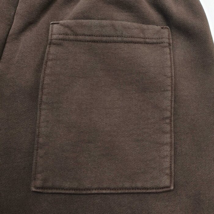Tasca in tessuto marrone, resistente e elegante, ideale per pantaloni casual e di classe.