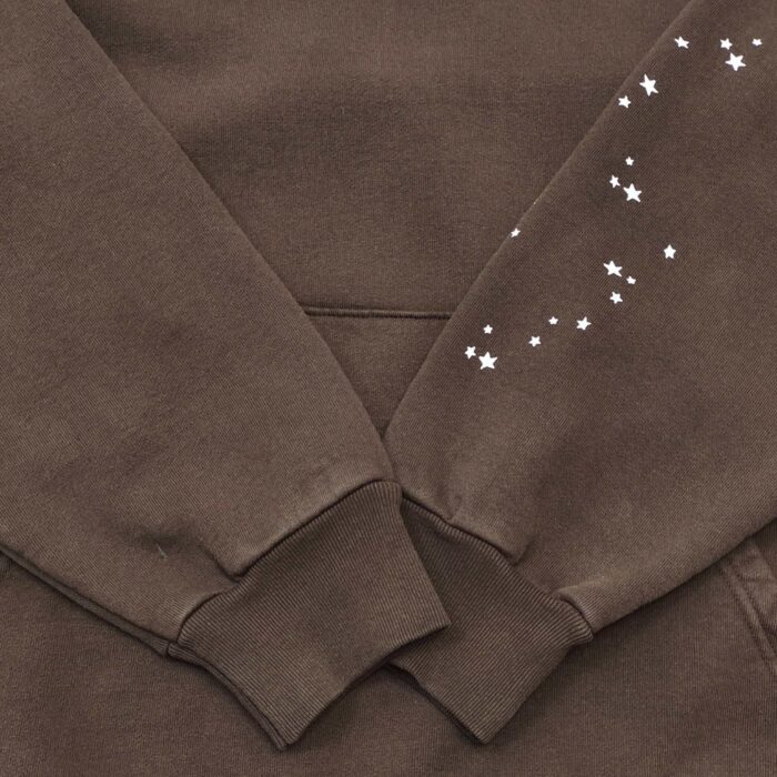 Felpa marrone con stelle decorative e polsini a coste, stile casual e originale.