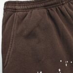 Pantaloni jogger marroni con stelle, tasche, elastico in vita e look comodo e casual.