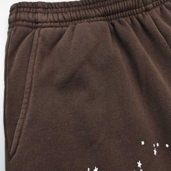 Pantaloni jogger marroni con stelle, tasche, elastico in vita e look comodo e casual.