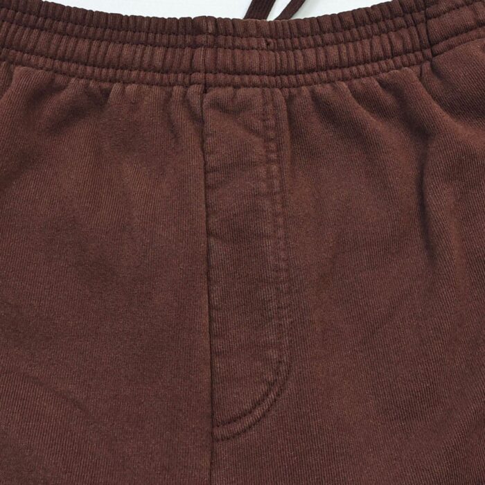 Pantaloni sportivi marroni in pile con vita elastica e dettagli resistenti, perfetti per il relax.