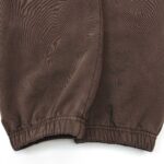 Pantaloni jogger marroni con elastico agli orli, comodi e ideali per il relax quotidiano.