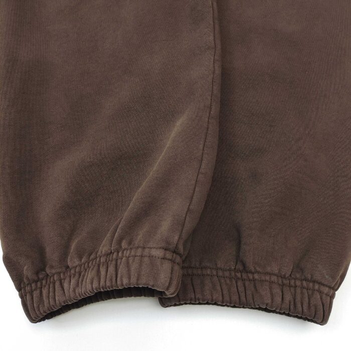 Pantaloni jogger marroni con elastico agli orli, comodi e ideali per il relax quotidiano.
