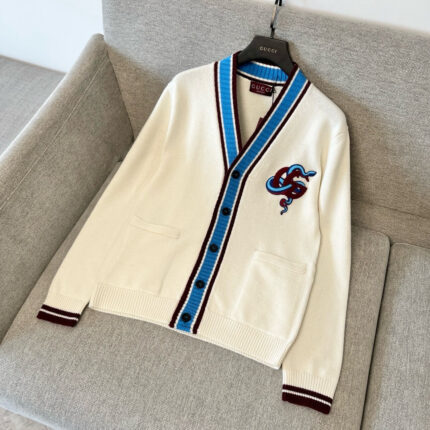 Cardigan crema con dettagli blu, ricamo eleganti e accenti bordeaux, perfetto per ogni occasione.