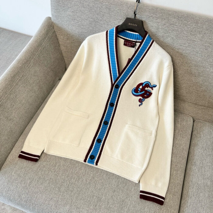Cardigan crema con dettagli blu, ricamo eleganti e accenti bordeaux, perfetto per ogni occasione.