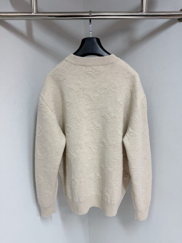 Maglione casual donna color crema vista retro, morbido e comodo con dettagli a costine.