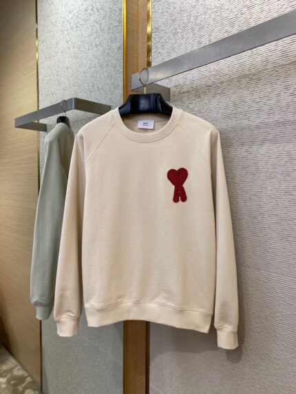 Felpa beige con fiocco rosso, stile casual ed elegante, perfetta per ogni occasione.