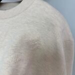 Maglione crema morbido con texture sottile, stile casual e comfort quotidiano.